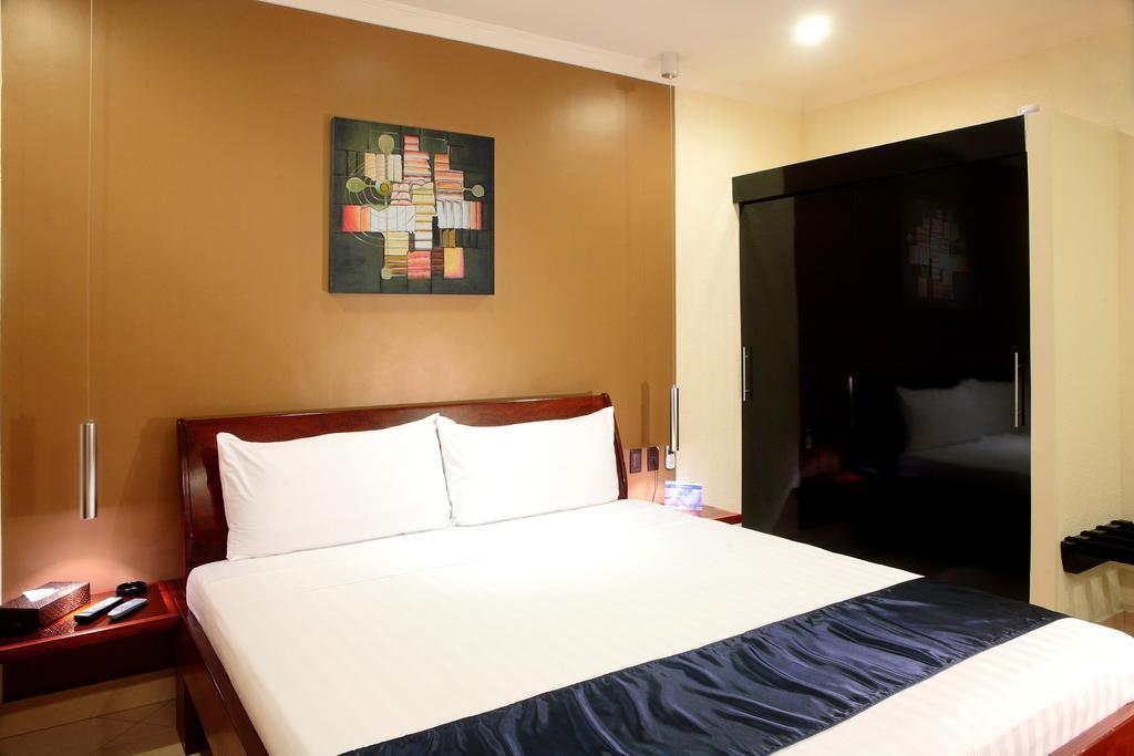 Queens Hotel Angeles City Habitación foto